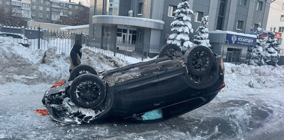 В Челябинске машина наехала на снежный вал и перевернулась 