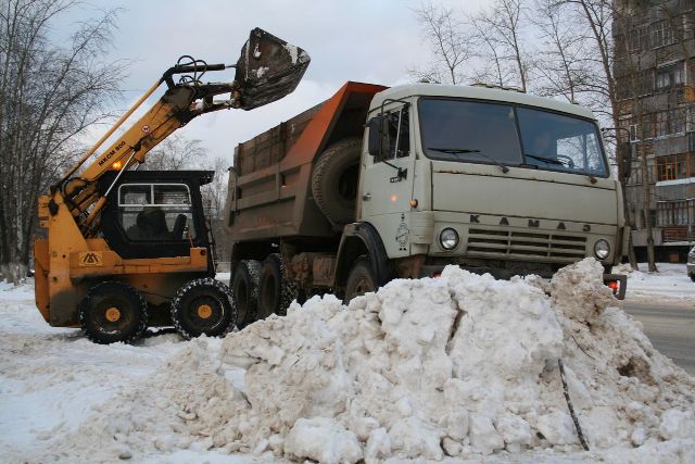 Снег с челябинских улиц вывозят тысячами тонн